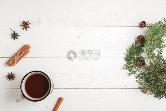 可新年背景肉桂火化恒星fir树枝和一杯热巧克力在白木底面温暖的喜庆图片