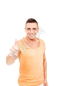 随意的微笑摆姿势白种男人在孤立的背景上做出一个正面的拇指手势图片