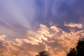 粉色的太阳日落出云层光线和其他大气效应晚上图片