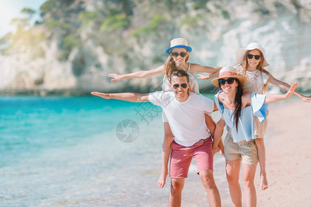 海边享受假期的一家人图片