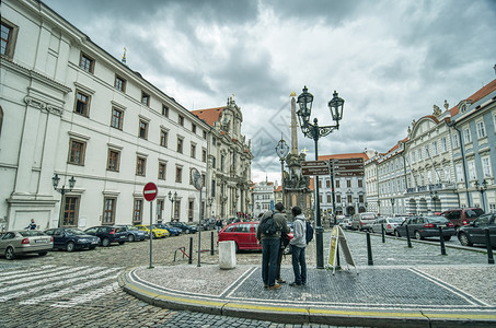 伏尔塔瓦河CZECHRepublic201年7月布拉格在阳光明媚的一天参观城市街道的游客每年吸引70万游客七月历史图片