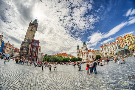 首都查尔斯晴天CZECHRepublic201年7月布拉格在阳光明媚的一天参观城市街道的游客每年吸引70万游客图片