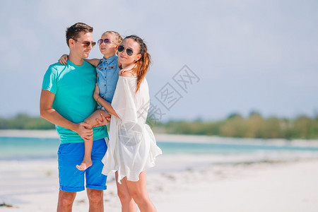 海边享受假期的一家人图片