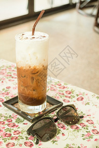咖啡店冰爪哇冷杯牛奶摩卡股票照片图片