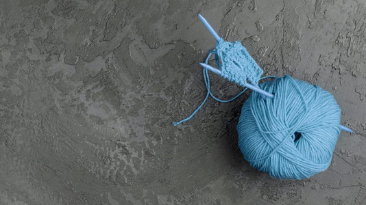 爱好带有复制空间的蓝色羊毛线球服装编织图片