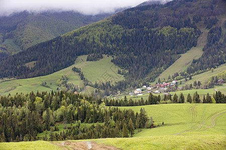 踪迹在喀尔巴阡山脉谷中在古老的森林中有一个村庄居住着高山升起的喀尔巴阡山脉风景村该河谷里有古老的森林假期活动户外图片