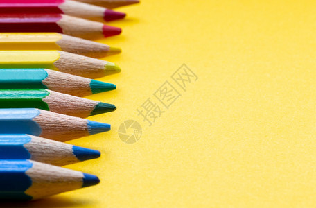 橙色背景上连续使用彩虹色的铅笔用于文本的复古现代设计空间明亮的橙色背景上连续使用彩虹色的铅笔用于文本的复古现代设计空间框架绘画写图片