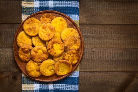 面团智利传统的索帕皮亚油炸糕饼用面袋中的南瓜泥做成放在木板上用自然光照在木头上乡村糕点图片