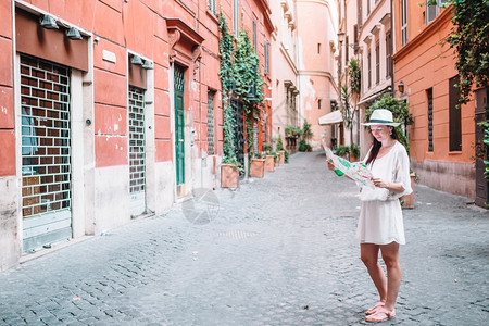 在罗马户外旅游女客在意大利度假期间在空街上旅行欧洲度假期间罗马户外旅行有的游女客在欧洲旅行年轻的吸引力建造图片