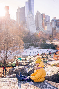 黄色的景观在纽约市中央公园可爱的小女孩玩得开心纽约市中央公园有冰场纽约可敬的小姑娘也喜欢这景色一月图片