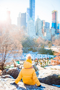 旅行户外在纽约市中央公园可爱的小女孩玩得开心纽约市中央公园有冰场纽约可敬的小姑娘也喜欢这景色观图片