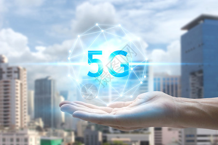 连接有创造力的天际线使用5G技术在城市背景上有虚拟屏幕的5G技术互联网5G全球络概念等5G技术手持网络图片