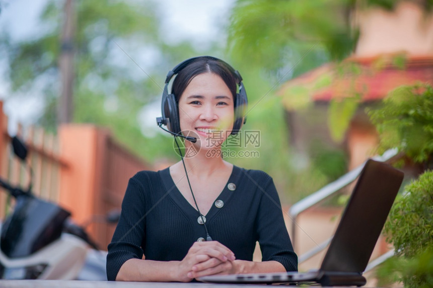 在家庭呼叫中心服务处工作的亚洲妇女咨询支助商业工作新常态女在家庭呼叫中心服务处工作会议公司的人们图片