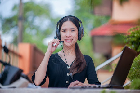 电脑在家庭呼叫中心服务处工作的亚洲妇女咨询支助商业工作新常态女在家庭呼叫中心服务处工作视频女士图片