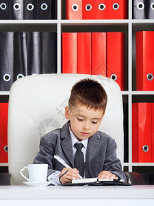 商业日记小男孩作为商人在办公室里经理图片