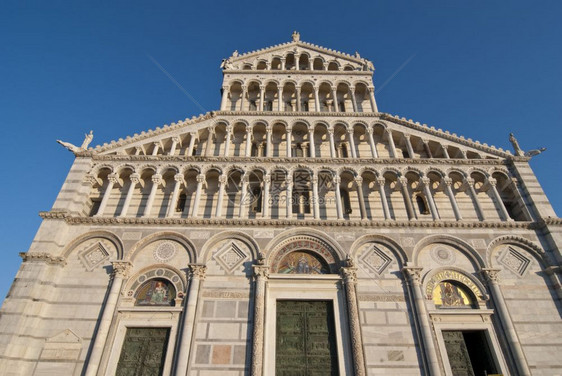 209年1月意大利比萨皮阿扎迪米拉科利的Duomo洗礼堂门户14塔图片
