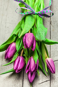 周年纪念日别致木桌上紫罗兰郁金香花的束照片礼物图片