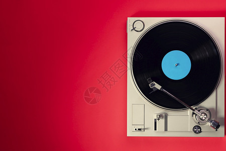 技术最佳红桌顶端视图和复制空间上带有乙烯唱片的喇叭用于旧风格古董设计图片