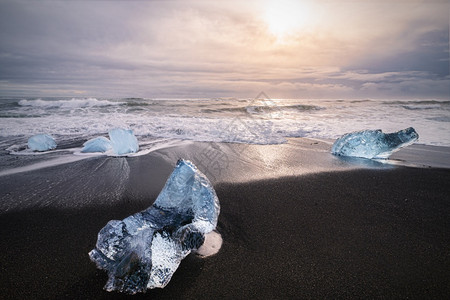 达古冰山融化美丽的冰雪在黑火山海滩上被称为钻石海滩在冰岛冬季的乔库萨隆冰川环礁湖附近气候背景