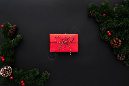 蓝色的圣诞礼品盒和松树黑色背景有X马装饰品宗教的展示图片