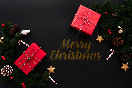 装饰红色圣诞礼品盒和松树黑色背景有X马装饰品绿色宗教的高清图片素材