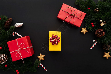 盒子明亮的装饰圣诞礼品盒和松树黑色背景有X马装饰品白色的高清图片素材