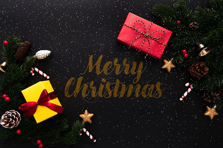 银装饰圣诞礼品盒和松树黑色背景有X马装饰品喜庆的图片