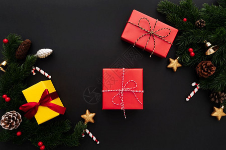 假期圣诞礼品盒和松树黑色背景有X马装饰品快乐的明亮图片