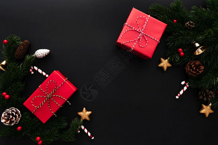 手圣诞礼品盒和松树黑色背景有X马装饰品快乐的复制图片
