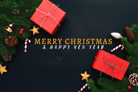 金子圣诞礼品盒和松树黑色背景有X马装饰品风格盒子图片