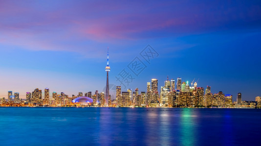 反射多伦市加拿大安略省日落时天线风景优美城市的图片