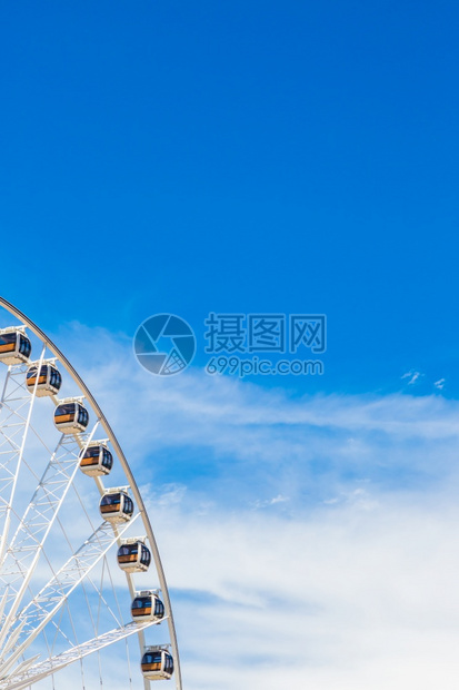 车轮颜色公园蓝天空背景的发轮图片
