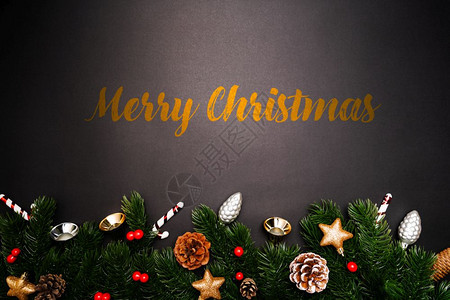 假期圣诞松树黑色背景的xma装饰品季节球图片