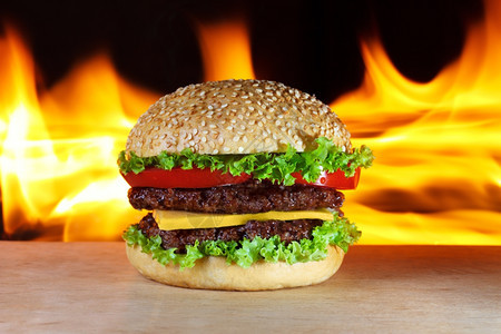 黑色的番茄大汉堡包背景上真火大面包图片