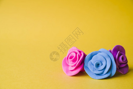 插图黏土美丽的粘玫瑰黄色背景墙图片