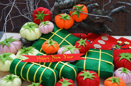 越南国庆节的惊人背景banhTetbanhchotbanhChung或超营养米饼由多彩材料手工制作与新年快乐信息传统的月亮新年和图片
