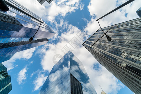 美国伊利诺斯州高楼间云层反映的芝加哥市下城摩天大厦商业与展望概念的奇特角景象飞行城市的建筑物图片