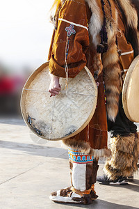 民俗学履行记录土著人民穿装和堪察卡的Tambourine的民俗共同表演图片