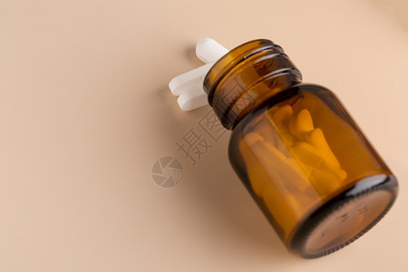 抗生素药店棕色玻璃瓶和白丸棕色玻璃瓶和蜜蜂底的白药丸卫生保健图片