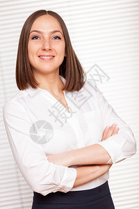 成功的黑发女商人肖像她用交叉手在孤立的白色背景上律师现代的职业图片