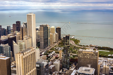 芝加哥IL美国2016年奥克托贝尔october与JayPritzkerPavillion和芝加哥千年公园一起对芝加哥进行空中观图片