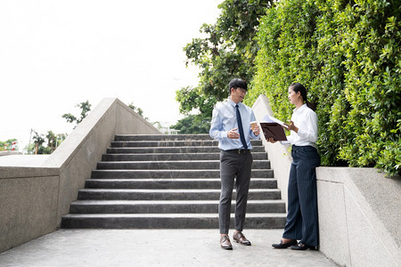 项目会议现代的商业同事在户外市街上散步时集思广益图片