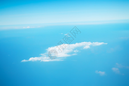 蓝色天空中的云飞机风景优美宁静图片