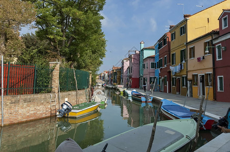 水旅游的欧洲意大利威尼斯附近的布拉诺岛多彩房屋和运河游客图片