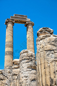 艾登在土耳其迪马的阿波罗神庙中断裂柱子在土耳其迪马的阿波罗神殿中于阳光明媚的暑夏日破碎柱子考古学巨大图片