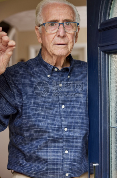 八十年代在家外出前门时愤怒的老人肖像害怕的困惑图片