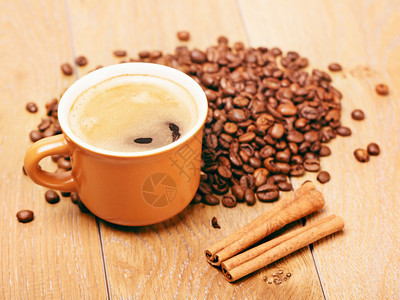 休息咖啡杯和豆木制桌上的咖啡杯在木制桌边的咖啡杯水平热图片