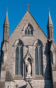 历史爱尔兰利梅里克圣约翰斯柯教堂大理石雕像入口详细装有大理石雕像爱尔兰利默里克蓝天背景凯尔特人结石图片