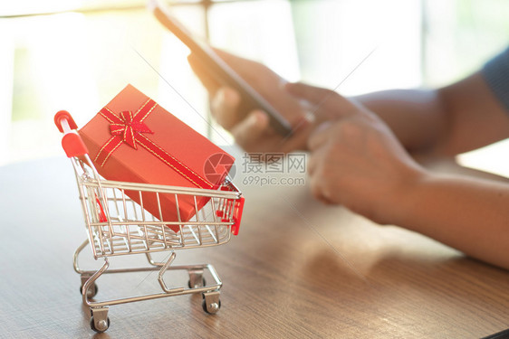 小型电车购物与未经承认的妇女在网上用数字工具购物买白色的金融图片