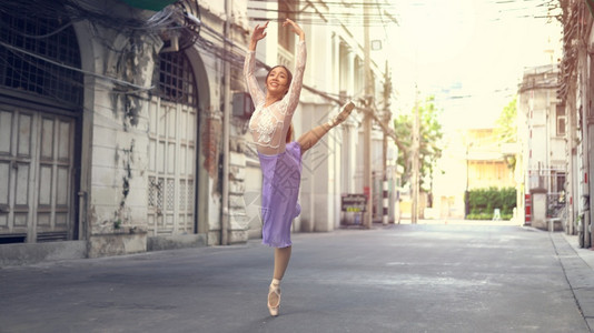 在泰国曼谷街上跳舞的年轻美丽芭蕾舞女郎士户外图片
